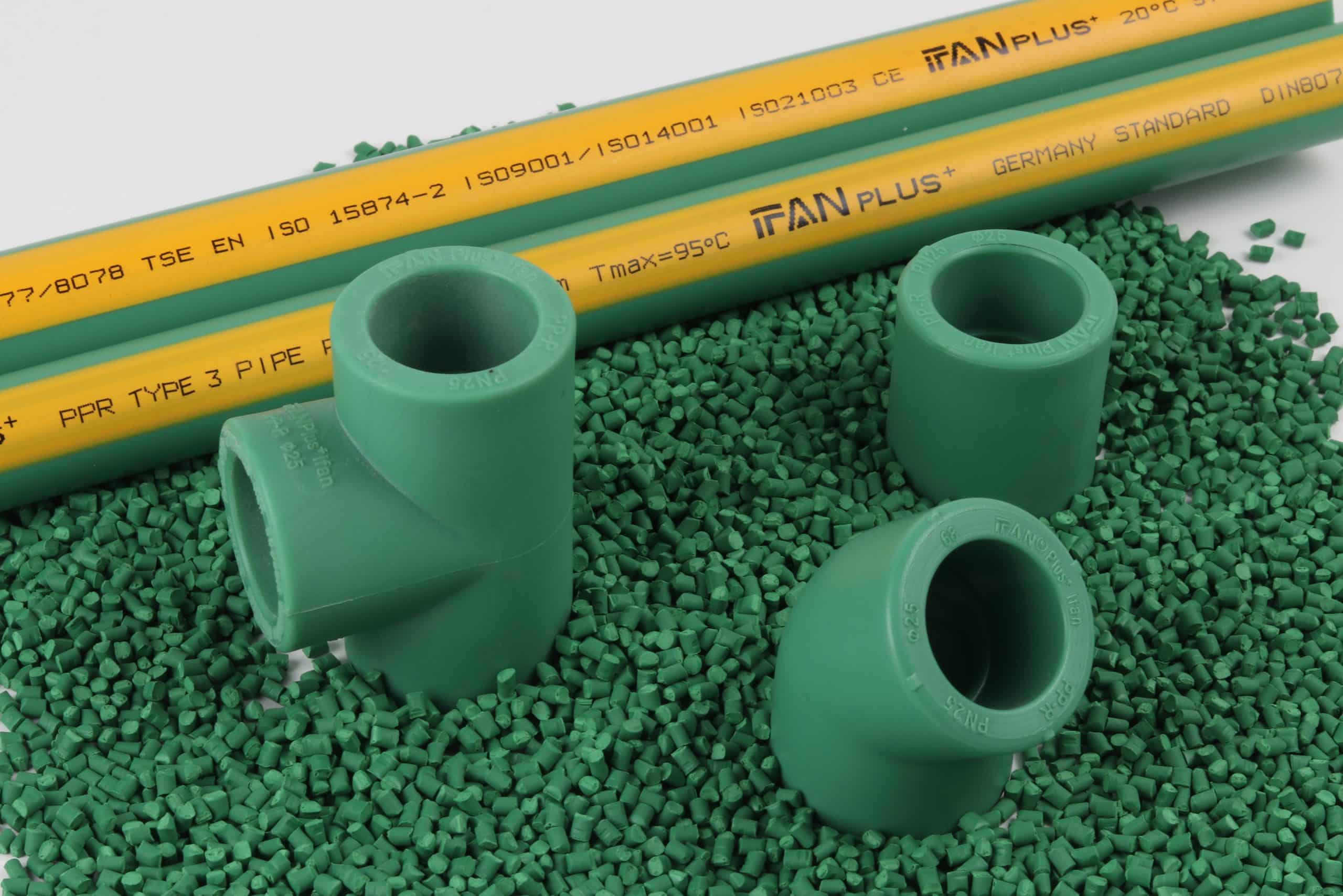 Combination of PPR plastic fittings including elbows, tees and sockets available for OEM branding