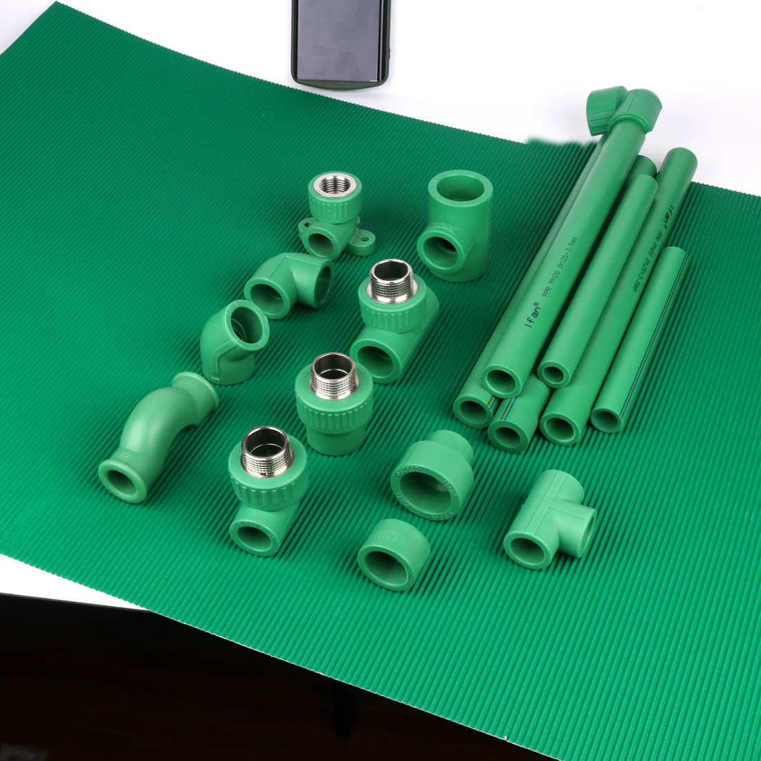 PP-R pipe cut ends and a variety of fitting passages